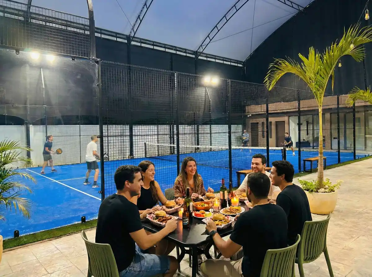 cenando jugando